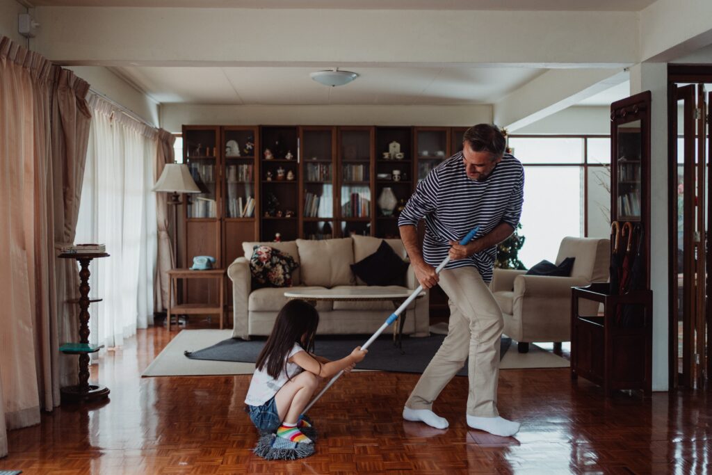 Foto von Ketut Subiyanto: https://www.pexels.com/de-de/foto/mann-madchen-spielen-zuhause-4815353/