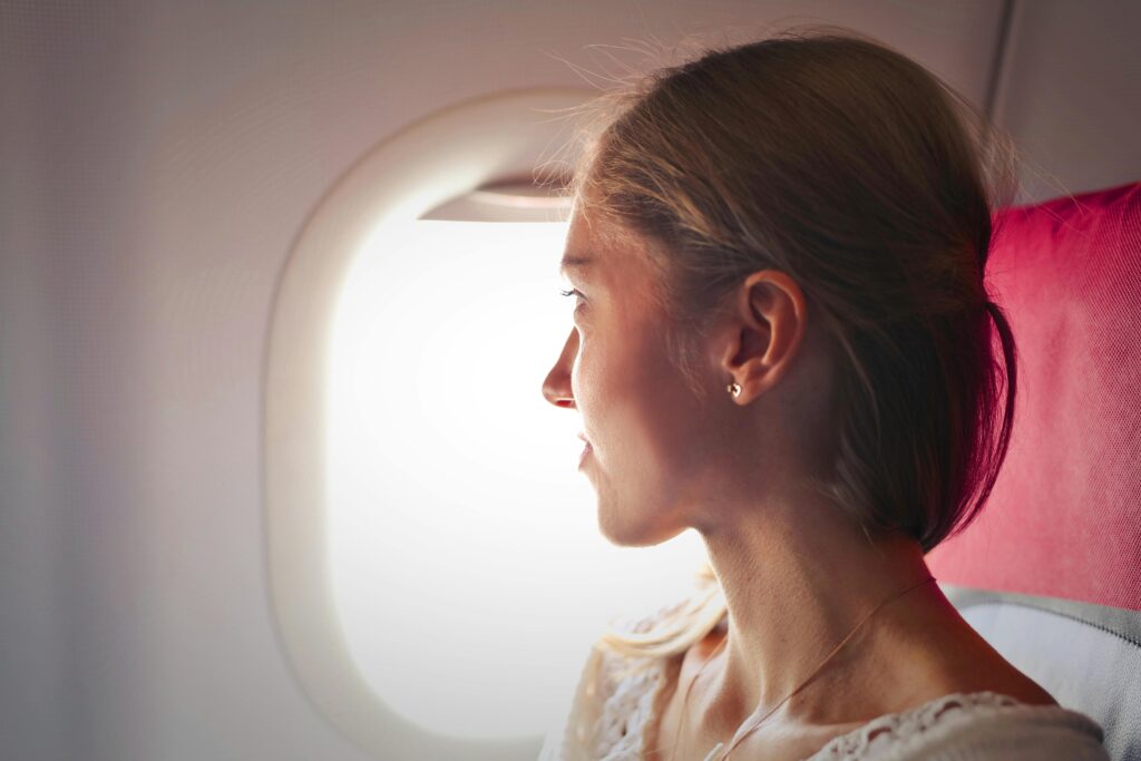 Foto von Adrienn: https://www.pexels.com/de-de/foto/selektives-fokusfoto-der-frau-die-auf-stuhl-sitzt-und-ausserhalb-des-fensters-auf-flugzeug-schaut-1458302/