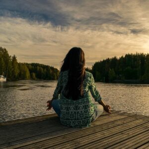 Pixabay.com © leninscape CC0 Public Domain Meditation im Wellnessurlaub erlaubt es, Körper, Geist und Seele zu entspannen, Stress abzubauen und innere Ruhe zu finden, um sich rundum zu erholen und zu regenerieren.