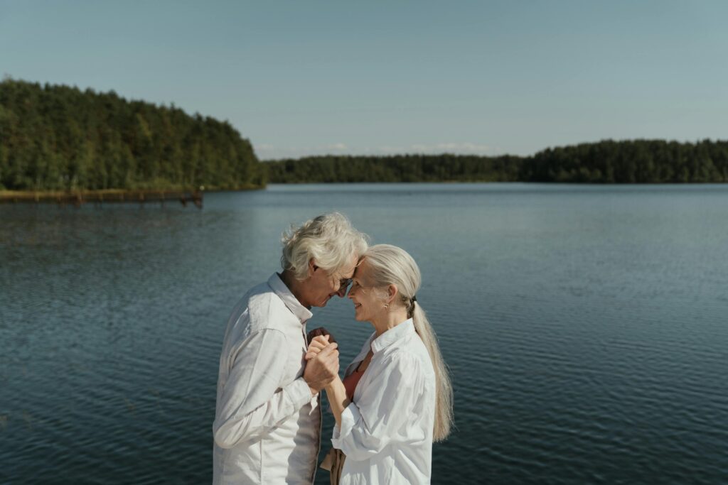 Foto von cottonbro studio: https://www.pexels.com/de-de/foto/mann-im-weissen-hemd-das-frau-im-weissen-kleid-nahe-dem-gewasser-kusst-5934650/