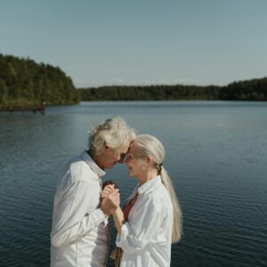 Foto von cottonbro studio: https://www.pexels.com/de-de/foto/mann-im-weissen-hemd-das-frau-im-weissen-kleid-nahe-dem-gewasser-kusst-5934650/